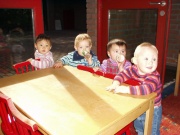 4 Kinder am Tisch